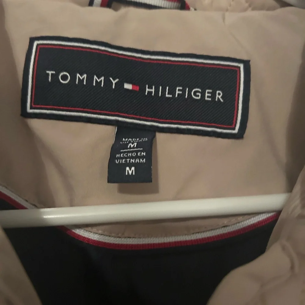 Tommy Hilfiger Tan Puffer Jacket with Quilted Design - Picture 4 of 15